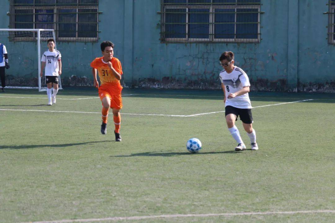  兰斯门将多次救险，力保球门不失获赞誉